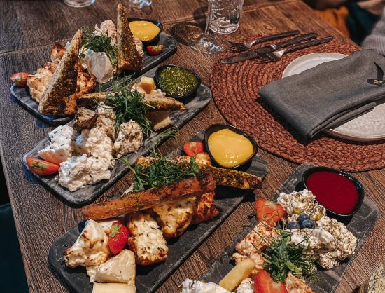 Mūsdienīgi un estētiski pasniegtas uzkodas uz dizaina traukiem restorānā 'Rezidence'. Svaigi sezonas produkti, dekorēti ar zaļumiem un mērcēm, uzsverot augstvērtīgu virtuvi.