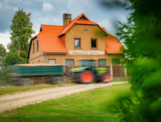 Atjaunotā vēsturiskās Grāvendāles pienotavas ēka, kas kalpo kā brīvdienu māja. Sarkanu ķieģeļu arhitektūra ar lieliem logiem, ko ieskauj pla&scaron;s, zaļ&scaron; zālājs un koki, radot mierīgu lauku idilli.