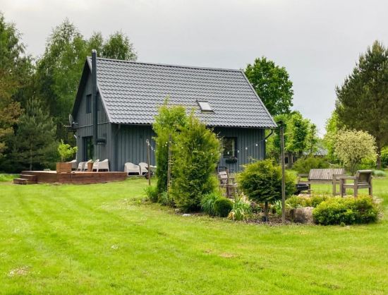 Viesu namiņ&scaron; Slokās - skats uz pagalmu