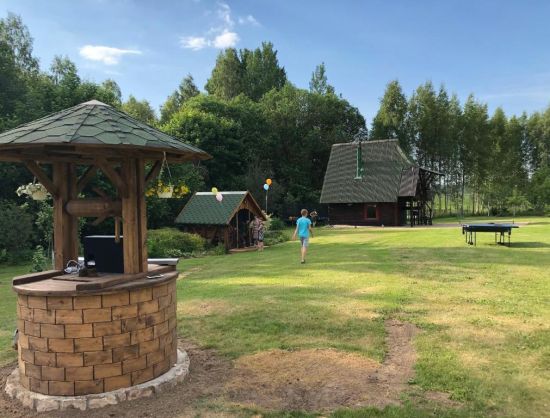 Skats uz pirts namiņa Zvaniņi pagalmu