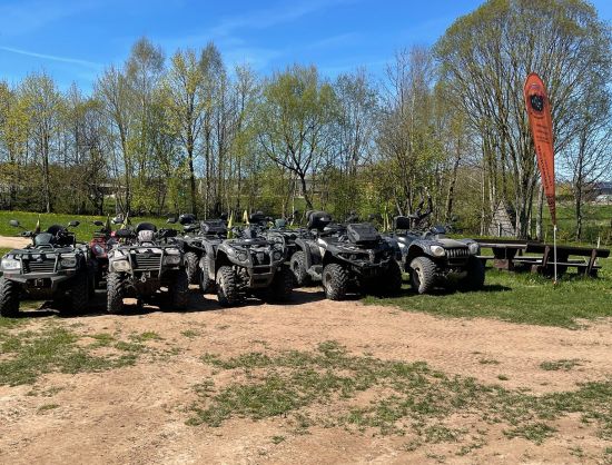 Aizraujo&scaron;as ekskursijas ar kvadricikliem Green Road Trips pavasarī