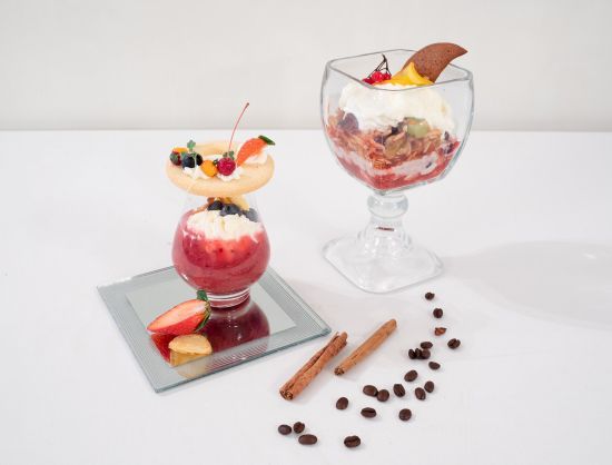 Izsmalcināts restorāna ēdiens Rundāles pilī: izsmalcināti deserta kārtojumi kafejnīcā 'Ozolāde'. Kvalitatīva un estētiska ēdinā&scaron;ana Bauskas novadā.