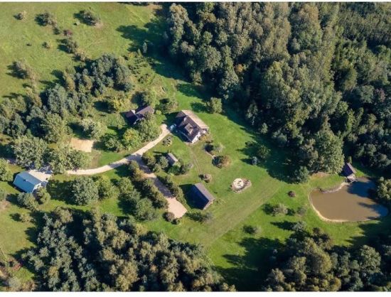 Aeroskats uz viesu namu, apkārtējo teritoriju Slokās