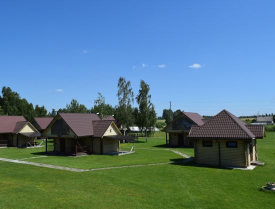 Skats uz atpūtas kompleksa guļbaļķu namiņiem - naktsmītnēm