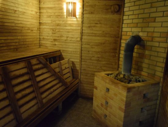 Skats uz atpūtas kompleksa kamīnzāles pirts telpu