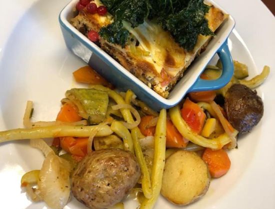 Izsmalcināts restorāna ēdiens Rundāles pilī: krāsnī cepti sezonas dārzeņi un sacepuma kārtojums kafejnīcā 'Ozolāde'. Kvalitatīva un estētiska ēdinā&scaron;ana Bauskas novadā.