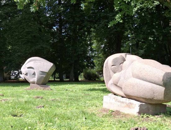Sculptures Time turns