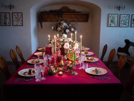 Vēsturiskais restorāns un kafejnīca Rundāles pilī &ndash; 'Ozolāde'. Svētku galda klājums sveču gaismā, ideāla vieta romantiskām vakariņām vai svinībām Bauskas novadā