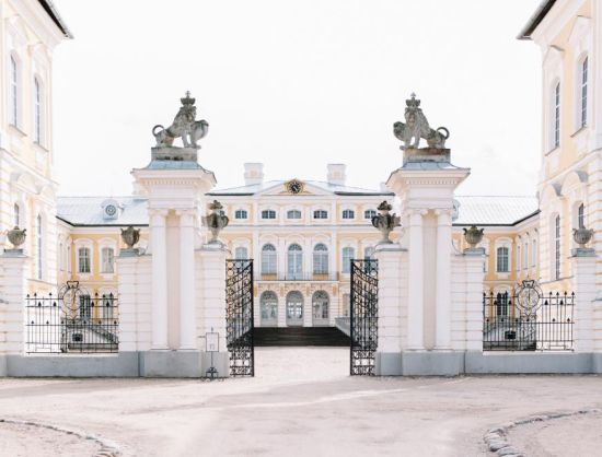 Rundāles pils galvenie vārti un pagalms Bauskas novadā. Vēsturiska arhitektūra un tūrisma galamērķis Latvijā, mājvieta kafejnīcai Ozolāde