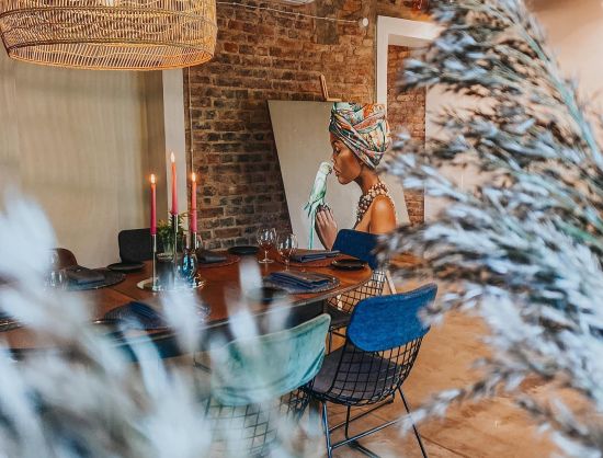 Elegants restorāna 'Rezidence' iek&scaron;telpu interjers: ķieģeļu sienas, dabīgā koka sijas un mūsdienīgas mēbeles un modernas lielformāta gleznas, kas rada mājīgu un aristokrātisku atmosfēru