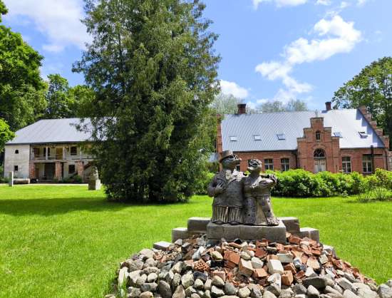 Kurmene kiriku- ja mõisakompleks