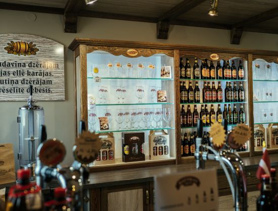 Bauskas Alus produkcijas vitrīna veikalā Bauskas miestiņ&scaron;