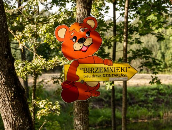 Norāde uz bi&scaron;u dravu Birzemnieki no lielceļa