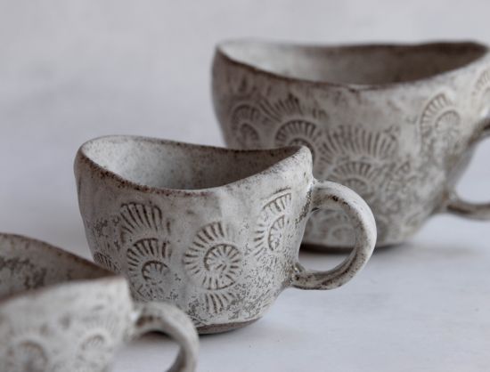 Eleganti 'Laima Ceramics' kolekcijas trauki: attēlā minimālistiska stila krūzes pieklusinātos, dabas iedvesmotos toņos. Katrs priek&scaron;mets ir unikāls mākslas darbs ar smalku tekstūru.