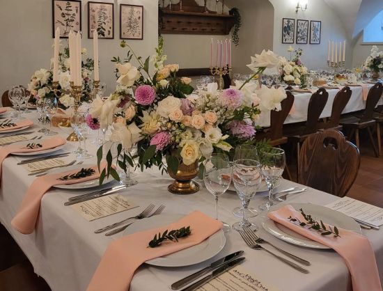 Vēsturiskais restorāns un kafejnīca Rundāles pilī &ndash; 'Ozolāde'. Svētku galda klājums sveču gaismā, ideāla vieta romantiskām vakariņām vai svinībām Bauskas novadā