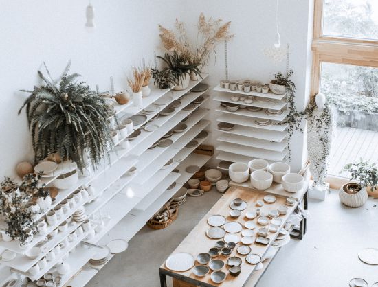 Mūsdienīga amatniecība Latvijā: 'Laima Ceramics' darbnīca un suvenīru veikals. Dizaina keramikas trauki, meistarklases un ekskursijas rado&scaron;iem ceļotājiem Bauskas apkārtnē..