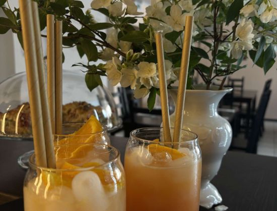 Atspidzino&scaron;i dzērieni kafejnīcā Grāfs.