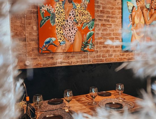 Elegants restorāna 'Rezidence' iek&scaron;telpu interjers: ķieģeļu sienas, dabīgā koka sijas un mūsdienīgas mēbeles un modernas lielformāta gleznas, kas rada mājīgu un aristokrātisku atmosfēru