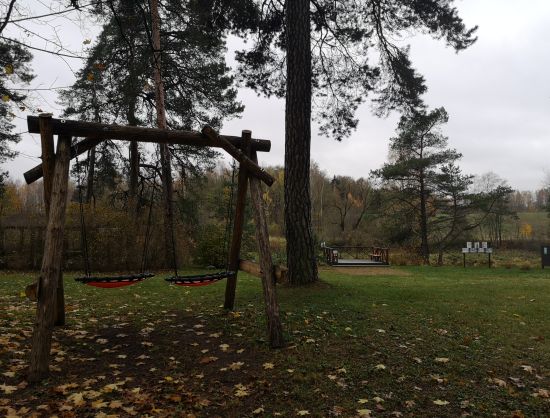 Skats uz bērnu &scaron;ūpolēm Ānes-Mēmeles muižas parkā