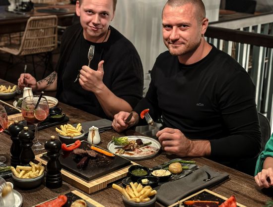 Interaktīva maltīte uz karstajiem akmeņiem