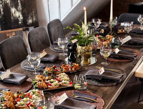 Grezni klāts galds nelielām svinībām. Personīgā pieeja un dekorācijas banketa noformējumā, ideāli piemērots kāzām vai jubilejām.