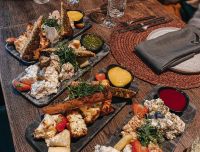 Mūsdienīgi un estētiski pasniegtas uzkodas uz dizaina traukiem restorānā 'Rezidence'. Svaigi sezonas produkti, dekorēti ar zaļumiem un mērcēm, uzsverot augstvērtīgu virtuvi.