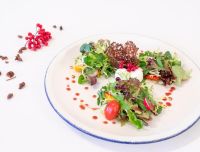 Izsmalcināts restorāna ēdiens Rundāles pilī: sezonas dārzeņu un ogu salāti kafejnīcā 'Ozolāde'. Kvalitatīva un estētiska ēdinā&scaron;ana Bauskas novadā.