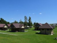 Skats uz atpūtas kompleksa guļbaļķu namiņiem - naktsmītnēm
