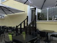 Kafejnīcas Grāfs ieehas durvis caur āra terasi.