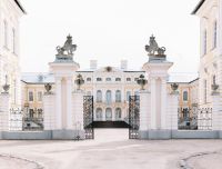 Rundāles pils galvenie vārti un pagalms Bauskas novadā. Vēsturiska arhitektūra un tūrisma galamērķis Latvijā, mājvieta kafejnīcai Ozolāde