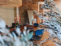 Elegants restorāna 'Rezidence' iek&scaron;telpu interjers: ķieģeļu sienas, dabīgā koka sijas un mūsdienīgas mēbeles un modernas lielformāta gleznas, kas rada mājīgu un aristokrātisku atmosfēru