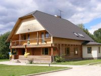 Rundāles atpūtas centra galvenā ēka ar labiekārtotu, zaļu pagalmu. Pla&scaron;a teritorija ar bruģētiem celiņiem, ko&scaron;umkrūmiem un atpūtas soliņiem mierīgai atpūtai pie Lielupes Bauskas novadā.