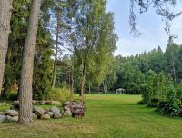 Skats uz viesu nama Satekas pagalmu - &scaron;ūpuļkrēsls