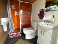 Du&scaron;a un WC kempinga Ilsa mājiņā