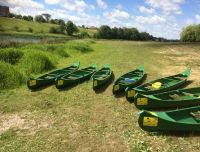 Laivu noma un atpūtas vieta Lielupes krastā. Kanoe laivas izliktas blakus upei.