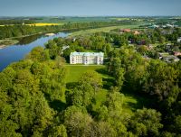 Mežotnes pils un angļu stila ainavu parks vasaras sezonā