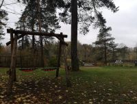 Skats uz bērnu &scaron;ūpolēm Ānes-Mēmeles muižas parkā