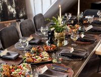 Grezni klāts galds nelielām svinībām. Personīgā pieeja un dekorācijas banketa noformējumā, ideāli piemērots kāzām vai jubilejām.