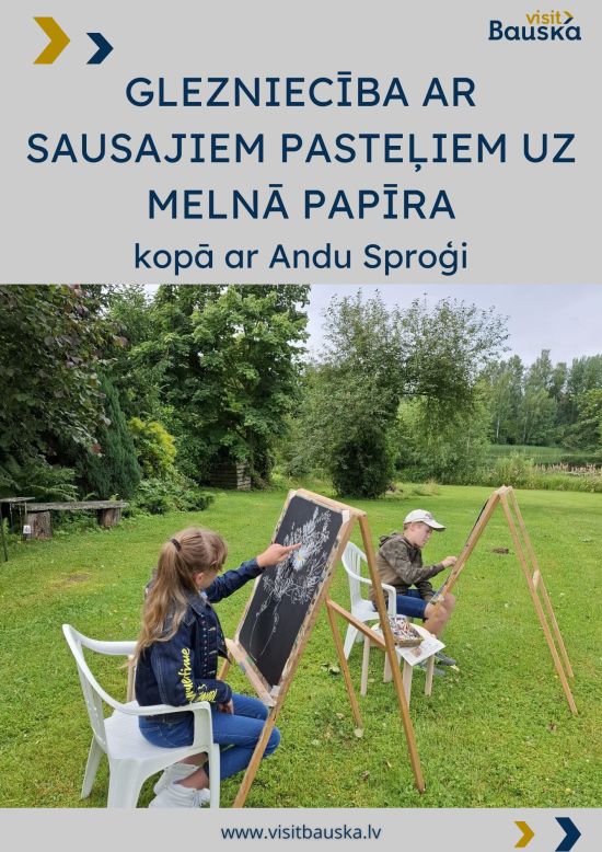 GLEZNIECĪBA AR SAUSAJIEM PASTEĻIEM UZ MELNĀ PAPĪRA