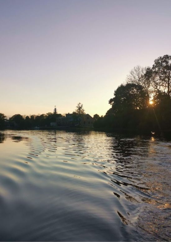 Päikesetõus SUP-laual Rundāle vesiveski järv